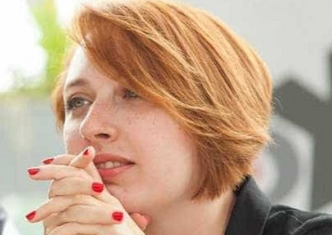 Homem invade estúdio e esfaqueia apresentadora no pescoço