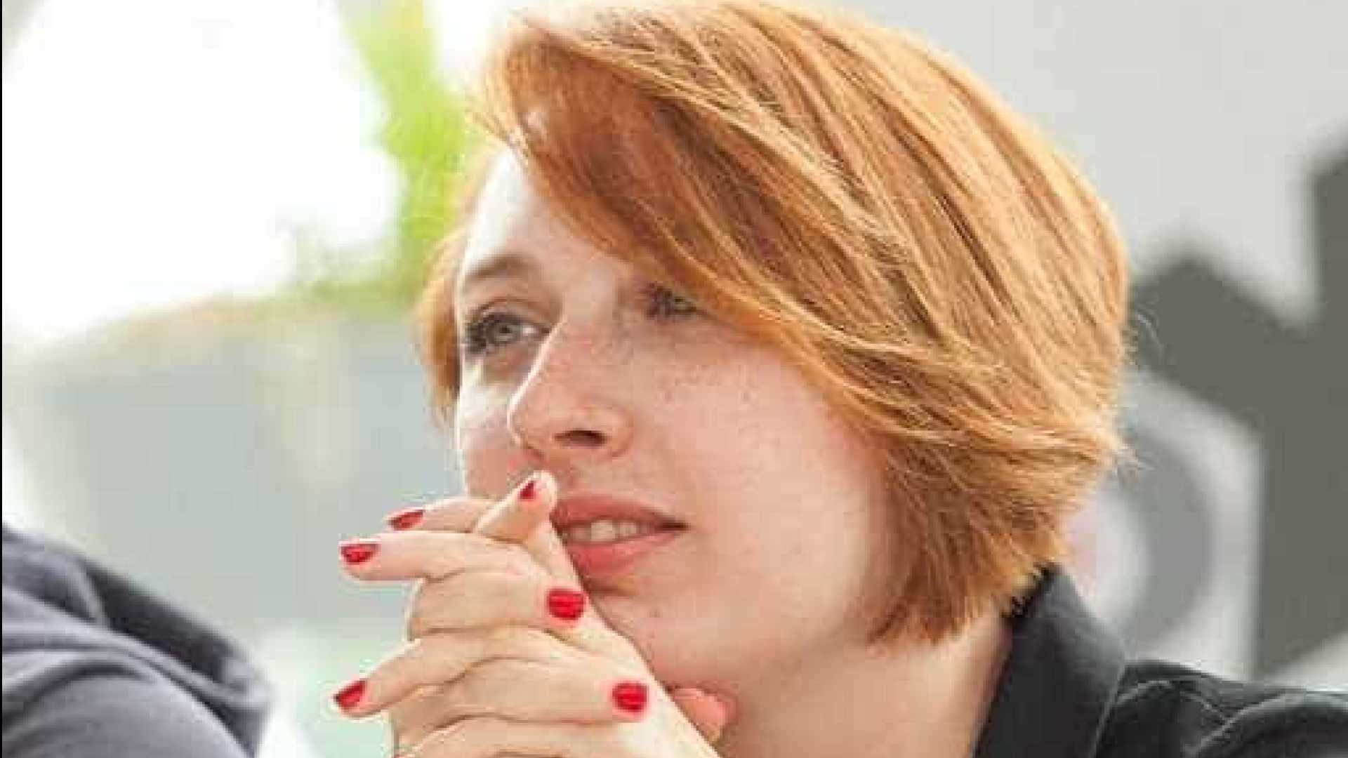 Homem invade estúdio e esfaqueia apresentadora no pescoço