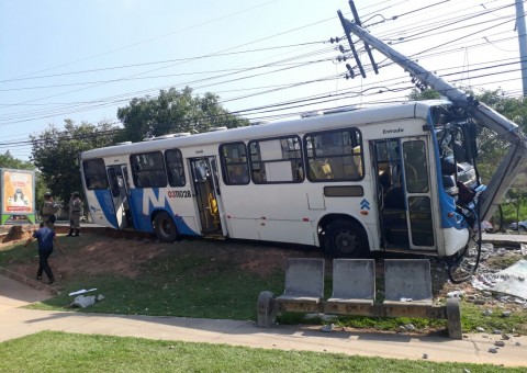 Ônibus colide com poste e deixa passageiros feridos em avenida de Manaus
