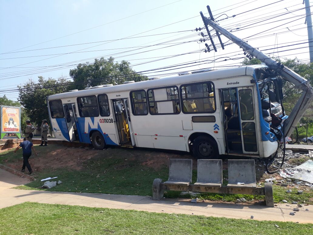 Ônibus colide com poste e deixa passageiros feridos em avenida de Manaus