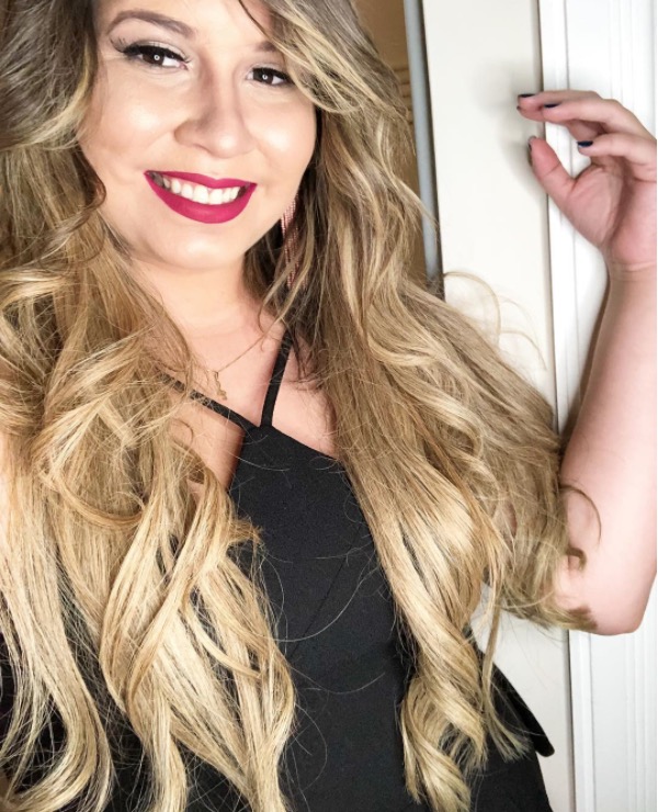 Fã atira celular no rosto de Marília Mendonça durante show