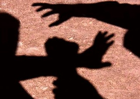 Em plena luz do dia, mulher é estuprada na frente de populares e reação é chocante