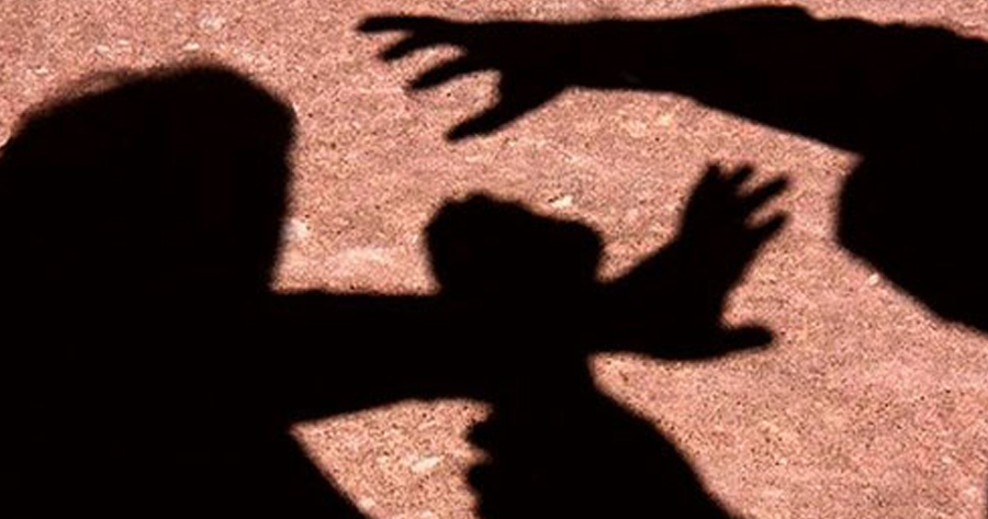 Em plena luz do dia, mulher é estuprada na frente de populares e reação é chocante