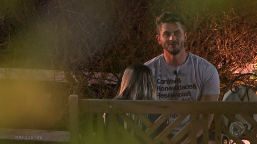 A Fazenda 9: Marcos 'manda a real' sobre relacionamento sério com Minerato e peoa toma decisão
