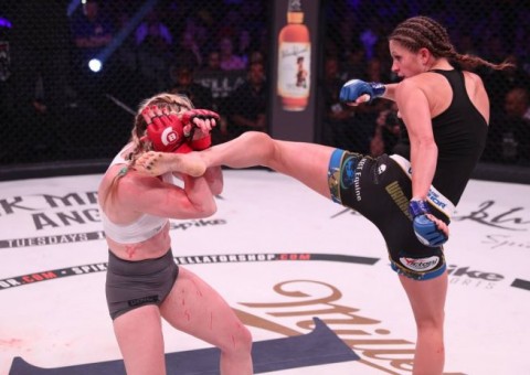 Vídeo: Lutadora acerta chute brutal e desfigura rosto de adversária no MMA