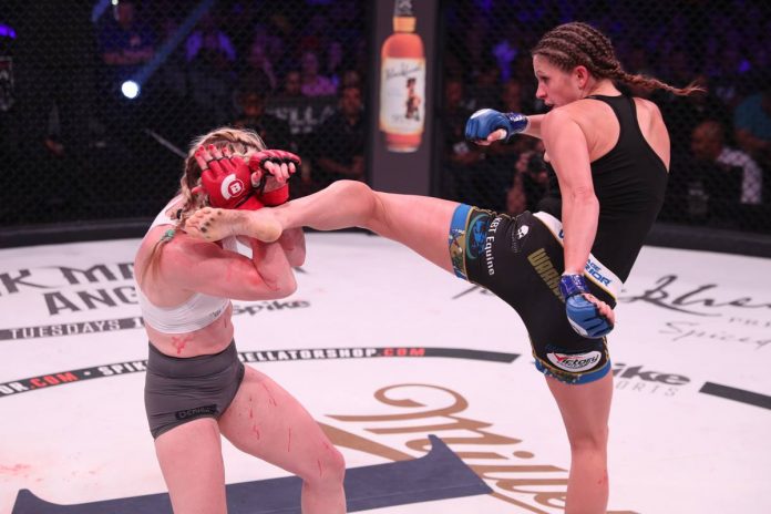 Vídeo: Lutadora acerta chute brutal e desfigura rosto de adversária no MMA