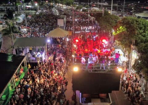 Primeira noite do Boi Manaus 2017 reúne cores e ritmos na Ponta Negra  