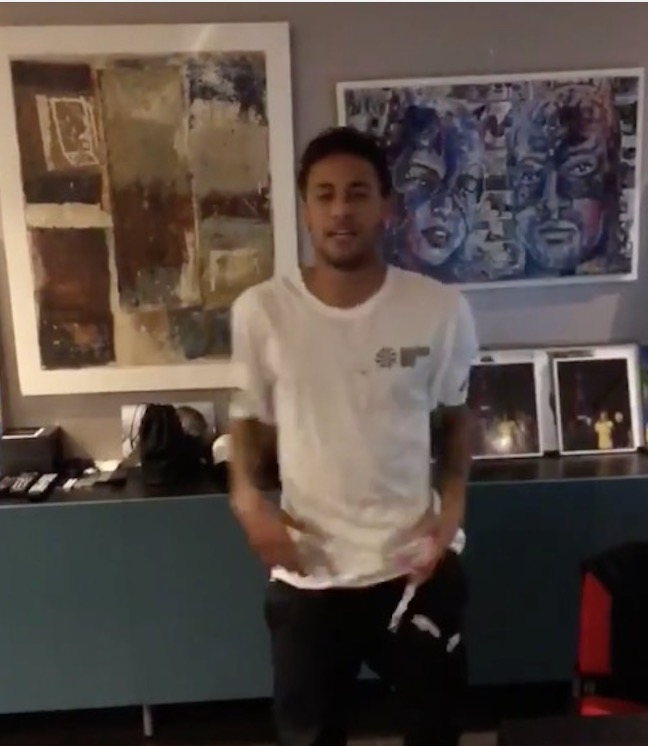 Neymar grava vídeo e imagem de Bruna Marquezine ao fundo chama atenção