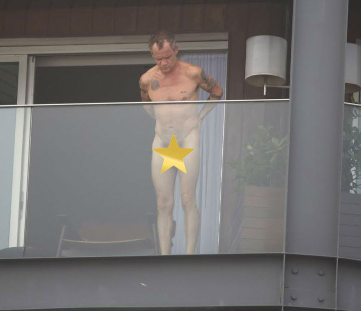   Integrante do Red Hot Chilli Peppers aparece completamente nu em hotel no Rio