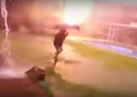 Vídeo mostra momento que raio cai enquanto menino brinca com guarda-chuva