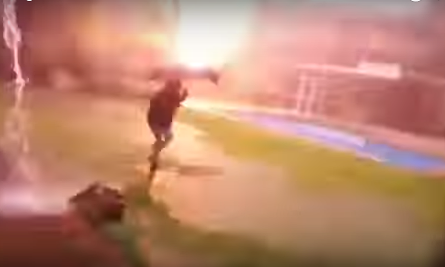 Vídeo mostra momento que raio cai enquanto menino brinca com guarda-chuva
