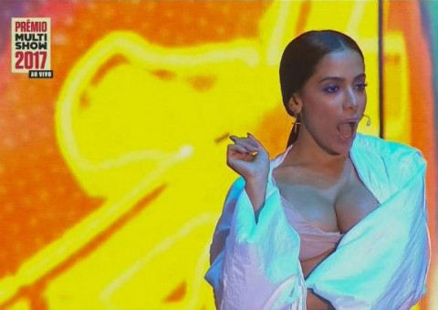 Anitta 'paga peitinho' em performance no Prêmio Multishow e internautas vão à loucura