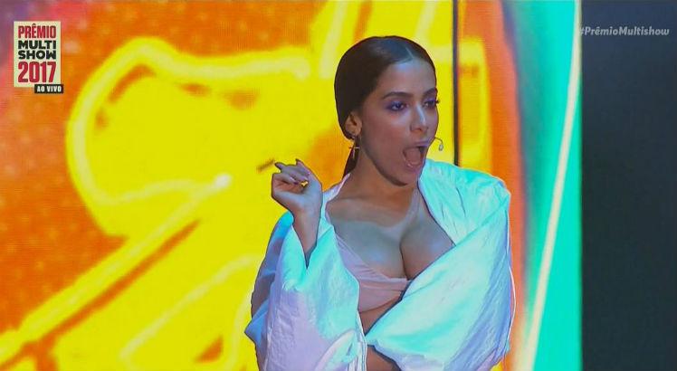 Anitta 'paga peitinho' em performance no Prêmio Multishow e internautas vão à loucura