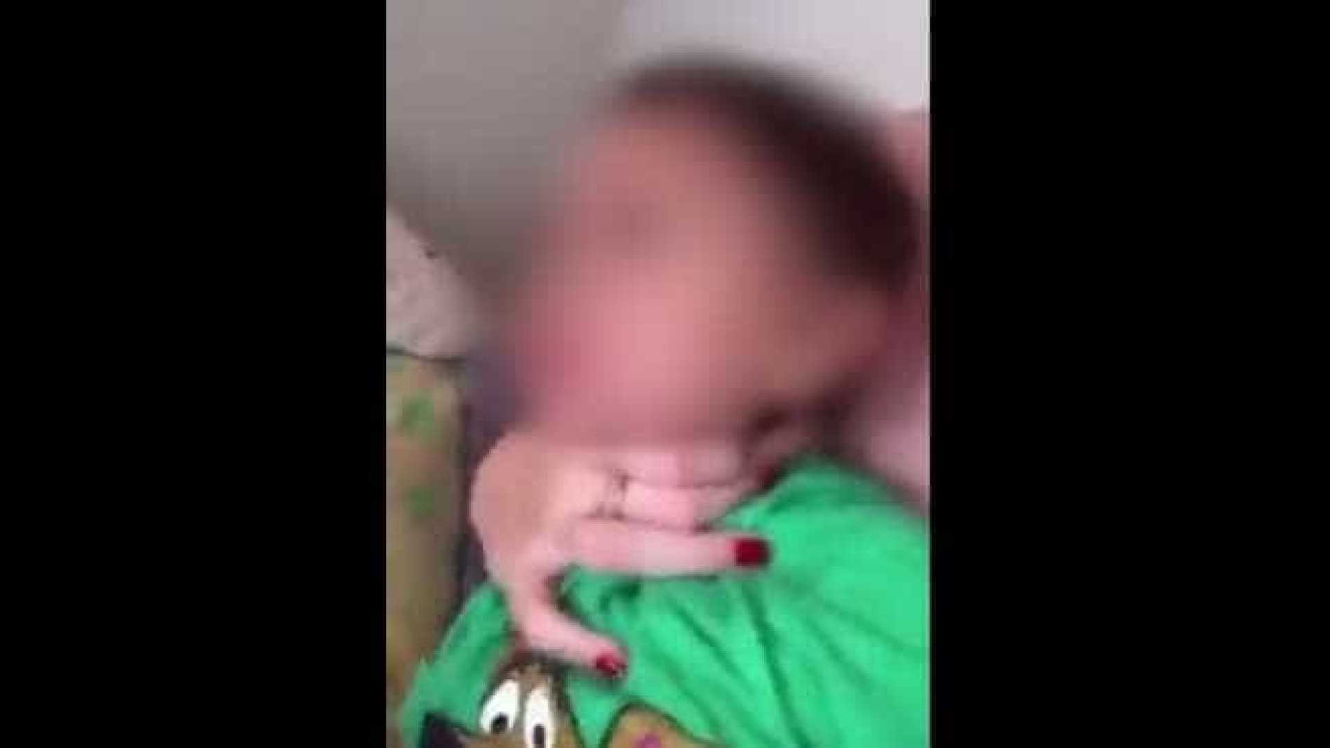 Mãe estrangula bebê de 10 meses e envia vídeo para o pai