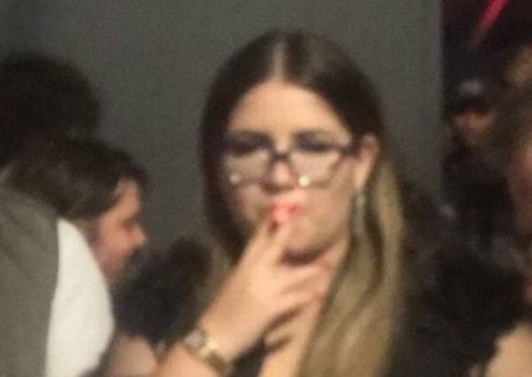 Marília Mendonça fuma um maço de cigarro em 4 horas e chama atenção em festa