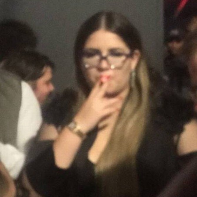 Marília Mendonça fuma um maço de cigarro em 4 horas e chama atenção em festa