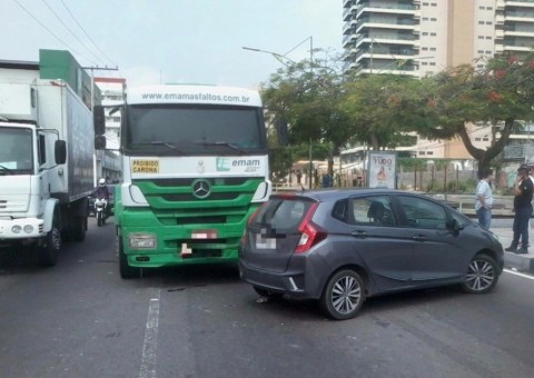 Mulher fica ferida após colisão entre carro e caminhão em avenida de Manaus