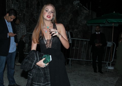 Marina Ruy Barbosa vai deslumbrante a casamento milionário 