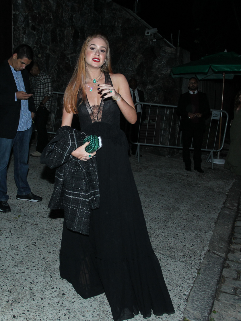 Marina Ruy Barbosa vai deslumbrante a casamento milionário 
