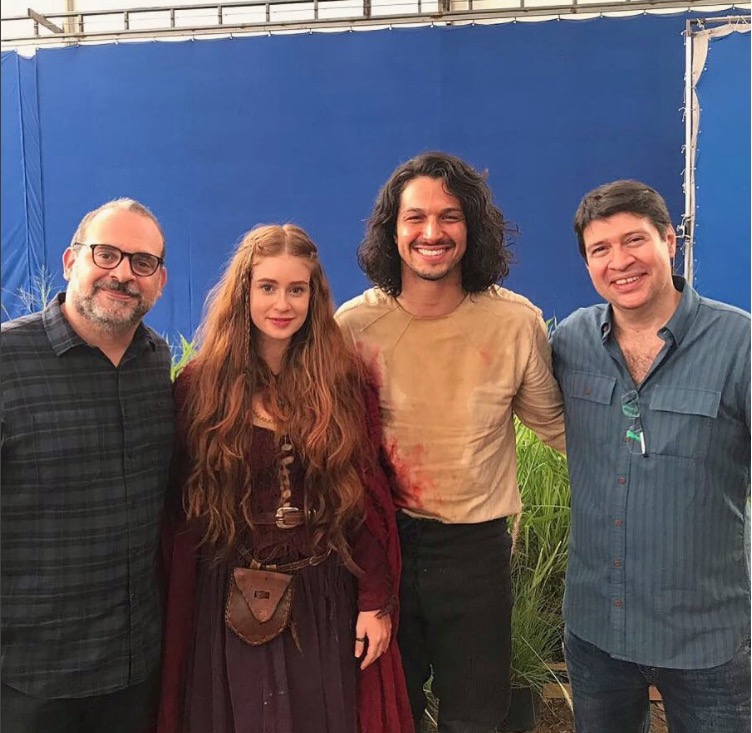 Marina Ruy Barbosa aparece belíssima ao posar com par romântico