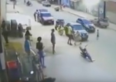 Em vídeo chocante, menino de seis anos é arremessado por carro e sai ileso