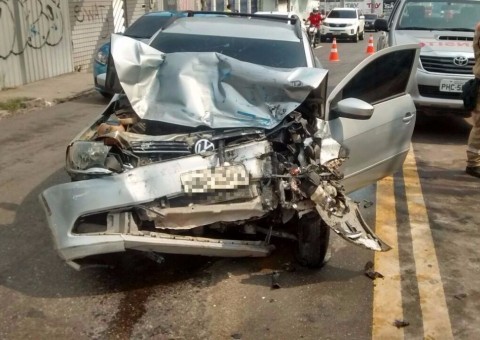Homem fica ferido em colisão entre carro e ônibus em avenida de Manaus