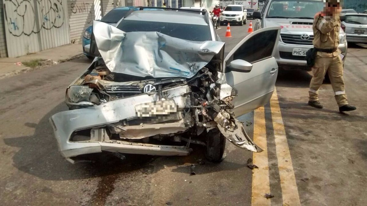 Homem fica ferido em colisão entre carro e ônibus em avenida de Manaus