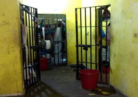 Detento despenca de prédio durante tentativa de fuga em massa no Amazonas