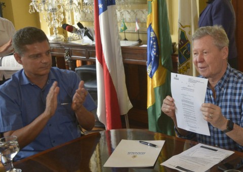 Prefeito assina Projeto de Lei que garante aumento salarial de servidores municipais