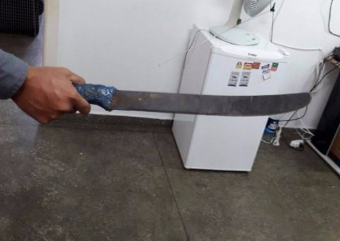 Homem é preso após tentar matar crianças com terçado em escola no Amazonas