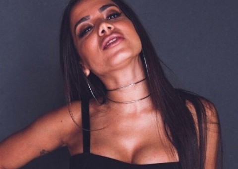 No estilo Kim Kardashian, Anitta rebola muito em novos vídeos