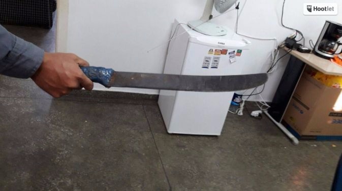 Homem é preso após tentar matar crianças com terçado em escola no Amazonas