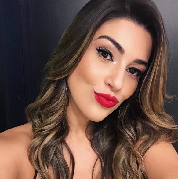 Vivian Amorim surpreende ao surgir com decote avantajado: 'turbinada'