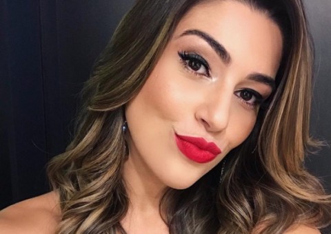 Vivian Amorim surpreende ao surgir com decote avantajado: 'turbinada'