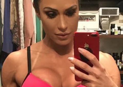 Gracyanne Barbosa choca ao mostrar bumbum estratosférico durante aula de rebolado