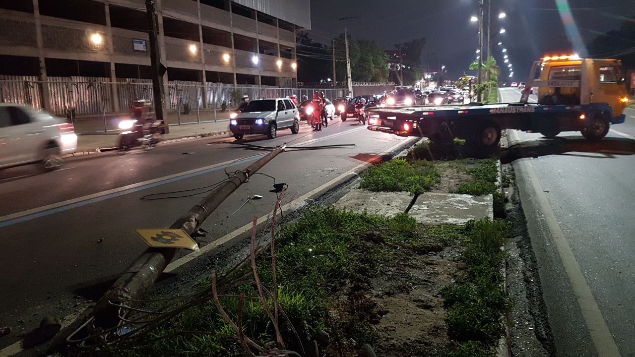 Carro fica totalmente destruído após condutor perder controle do carro em Manaus