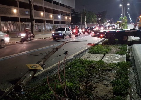Carro fica totalmente destruído após condutor perder controle do carro em Manaus