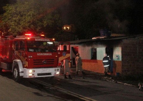 Proprietário encontra casa tomada pelas chamas em Manaus
