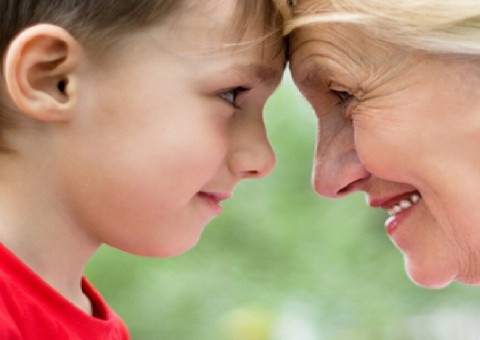 Vovó que cuida dos netos e convive com a família vive muito mais tempo, diz ciência