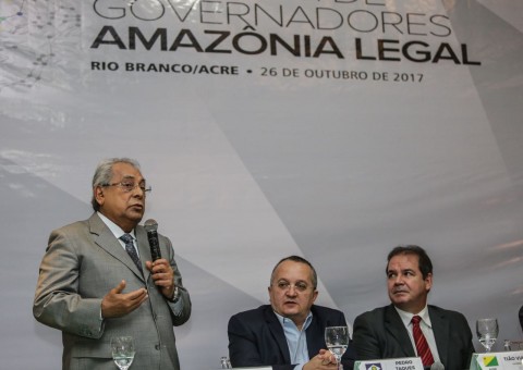 No Acre, Amazonino pede união entre governos na defesa da Amazônia