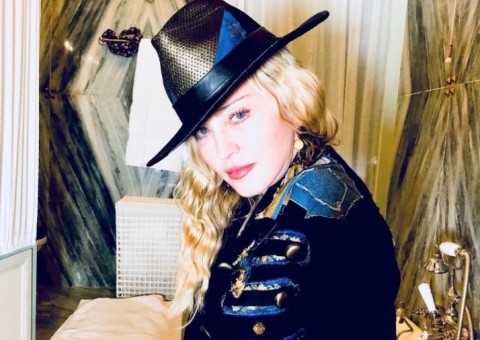 Madonna dá cantada e paquera barman novinho no Brasil