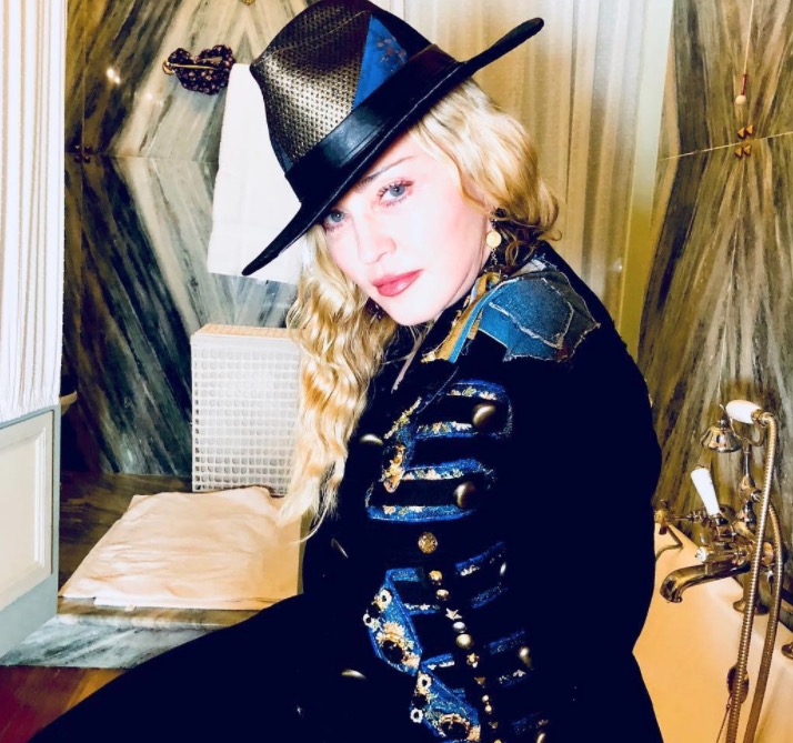 Madonna dá cantada e paquera barman novinho no Brasil