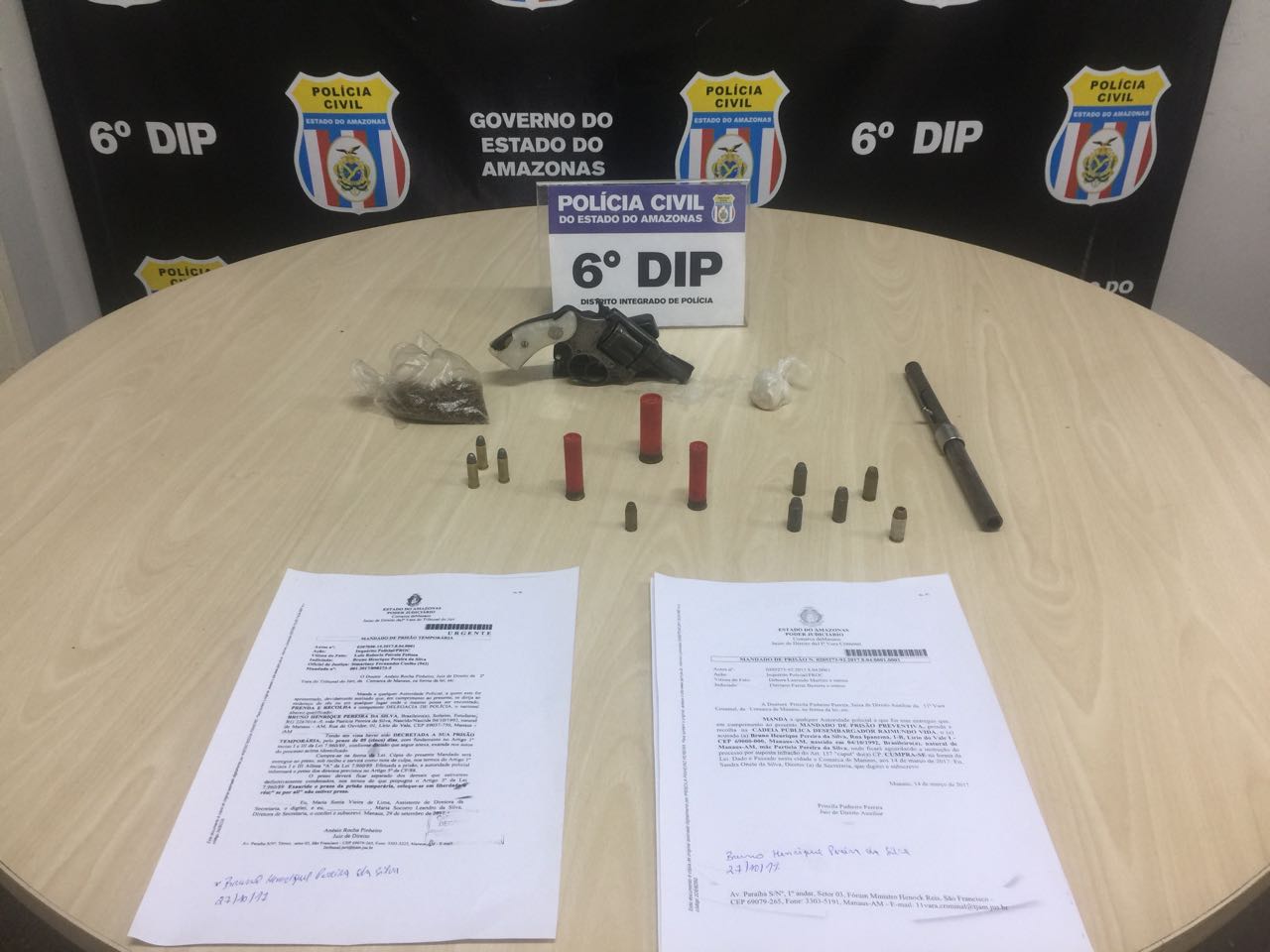 Trio é preso com armas e drogas após denúncia anônima em Manaus