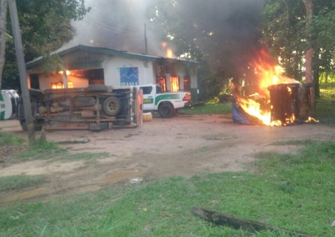 Garimpeiros revoltados com apreensão incendeiam prédios do Ibama, ICMbio e Incra no Amazonas