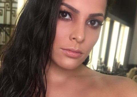  Ex-BBB Emilly abusa do decote em selfie sexy de vestido vermelho