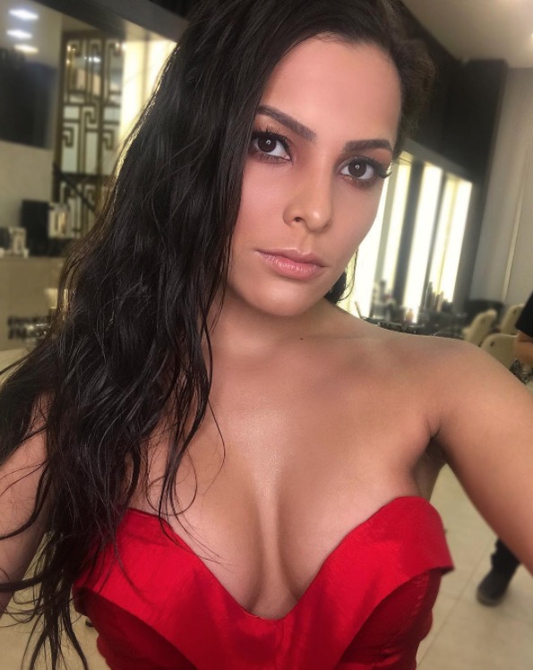  Ex-BBB Emilly abusa do decote em selfie sexy de vestido vermelho