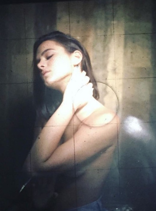 Bruna Marquezine tira a camisa e aparece sem sutiã em nova foto sensual
