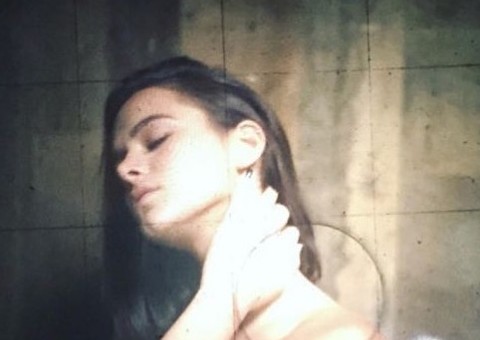 Bruna Marquezine tira a camisa e aparece sem sutiã em nova foto sensual