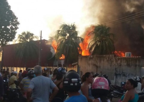 Veja fotos e vídeos de incêndio em prédios do Ibama e Incra no Amazonas