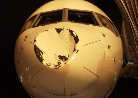 Avião com jogadores da NBA se choca com objeto não identificado em pleno voo